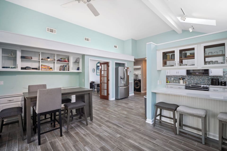 Eat-in Kitchen and Bar Seating