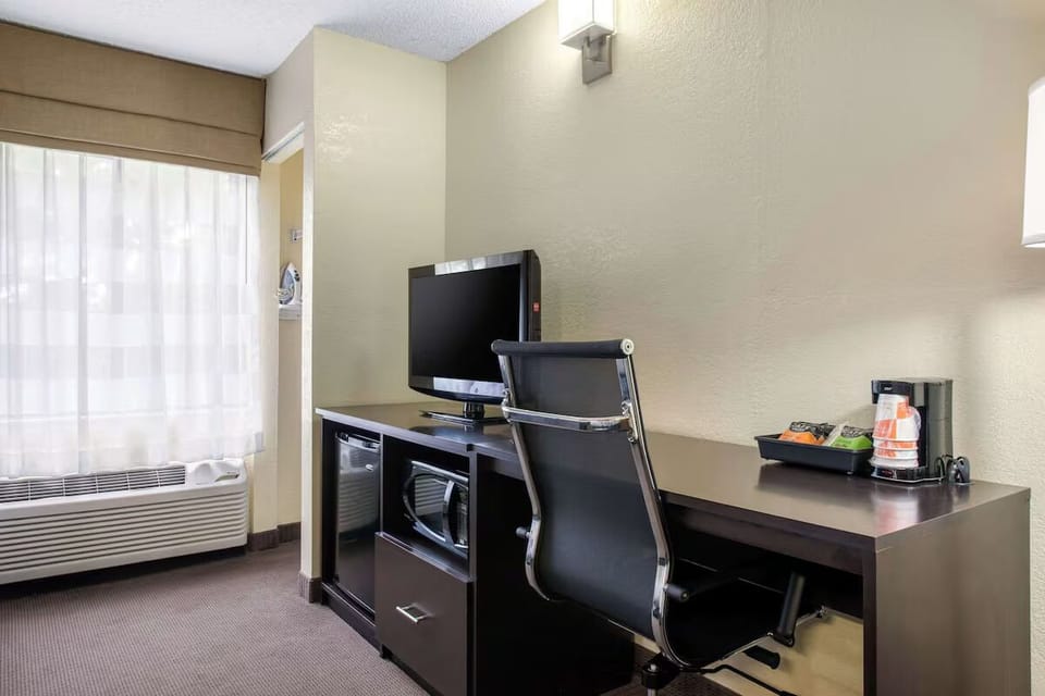 Work comfortably by the window, then unwind with snacks and TV.