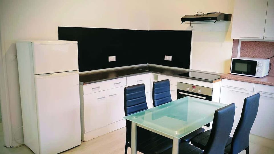 Grand plan de travaille, grille pain, bouilloire