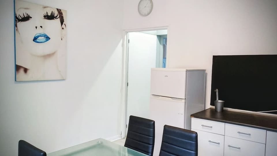 Réfrigérateur, mur à craies, plaque de cuisson