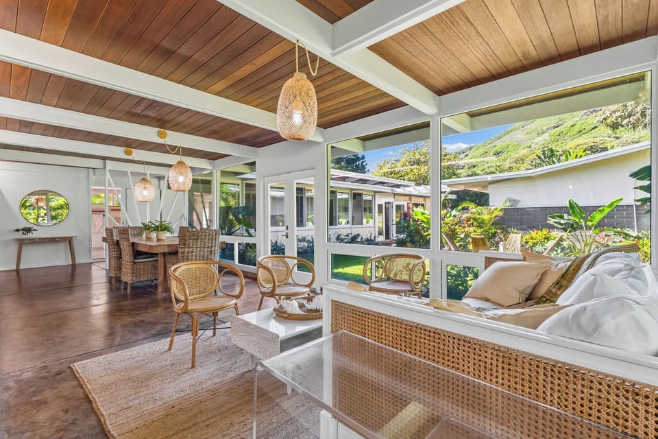 Main House enclosed lanai and dining area
