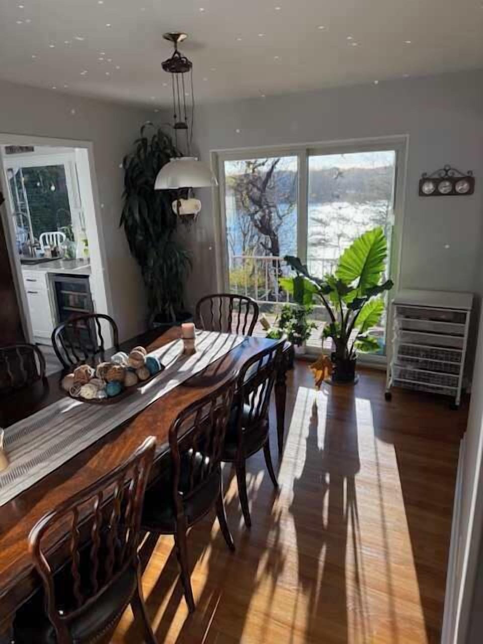 Dining room that seats 8 with a splendid view of the water.