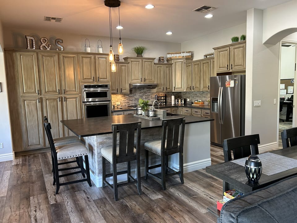 Fully stocked kitchen, gas stove, 2 ovens, large island, Reverse Osmosis system