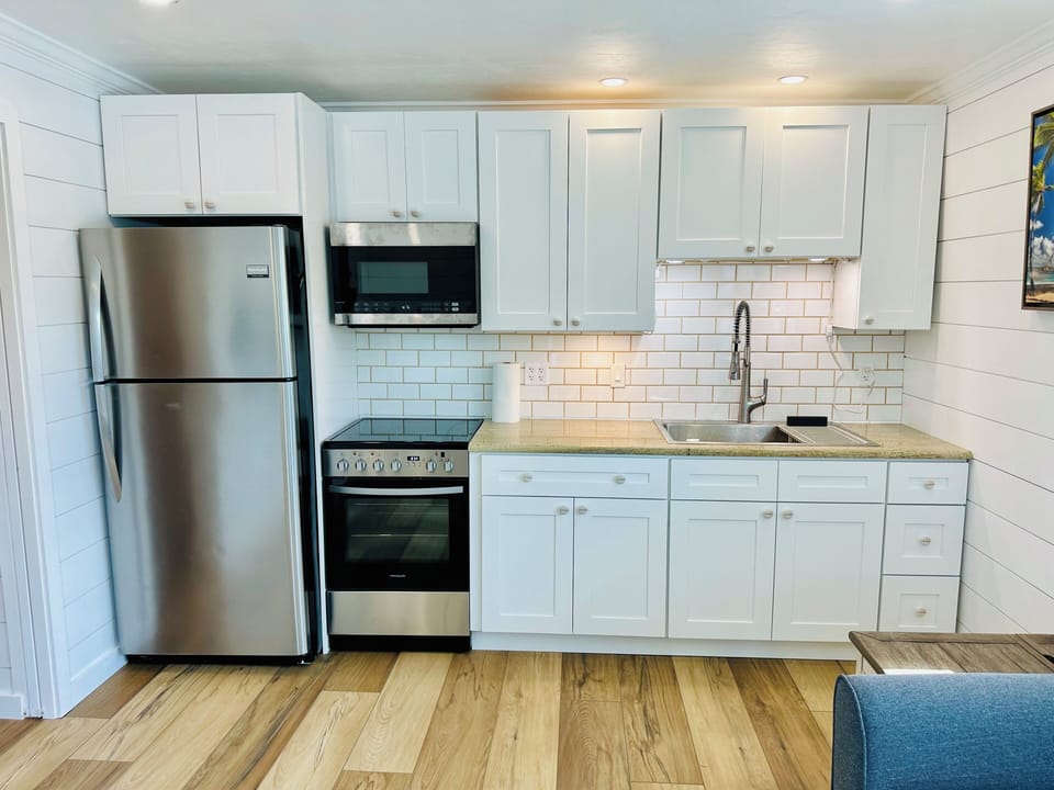 New kitchen with complimentary k-cups, bottled water and a couple beers!