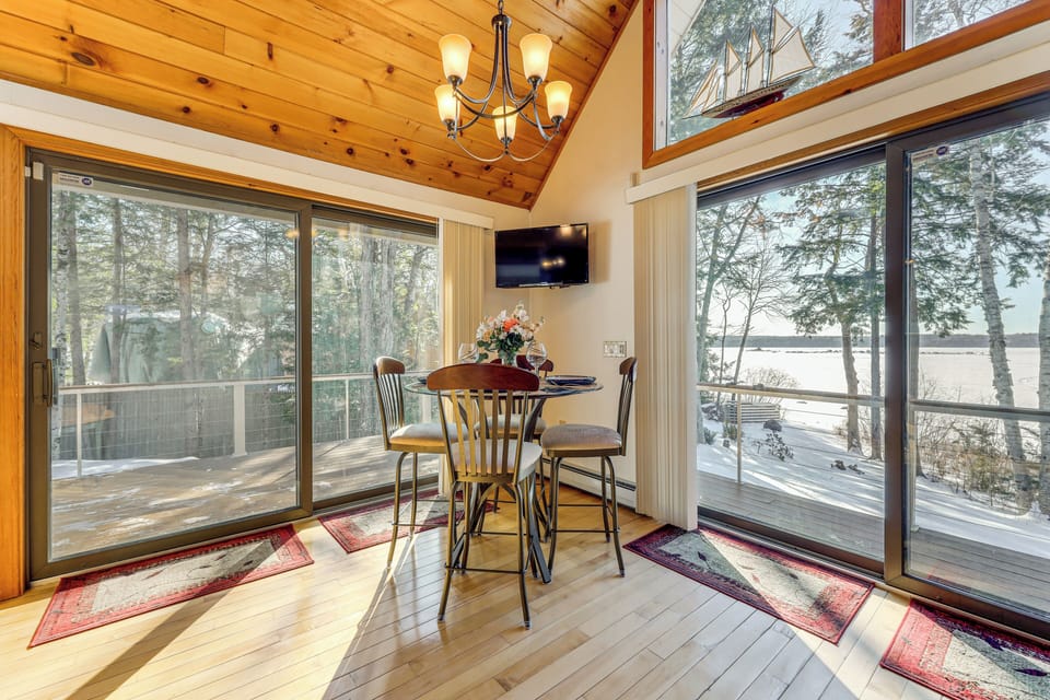 Dining Area | Dishes & Flatware Provided | Main Level