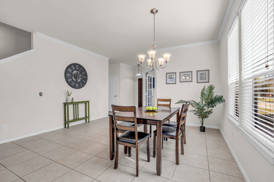 Dinning area with seating for 6.