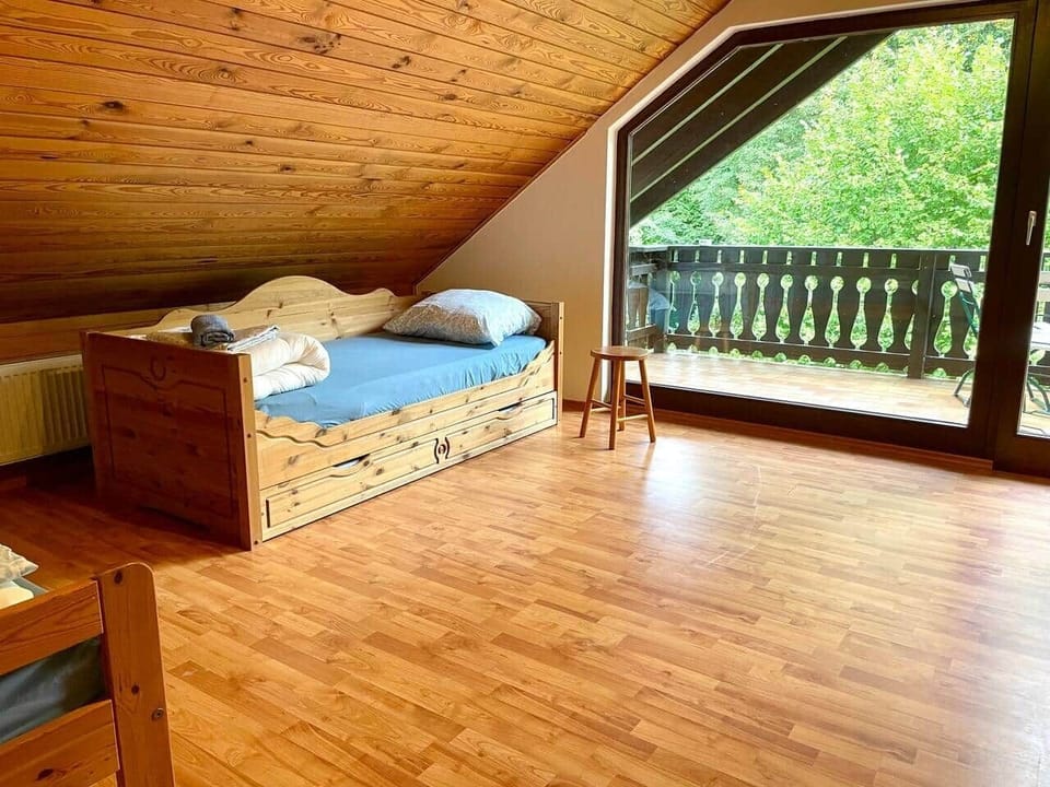 Bei diesem Bett lässt sich unten eine weitere Matratze rausziehen 

Außerdem gibt es zwei weitere Einzelbetten in dem Zimmer 