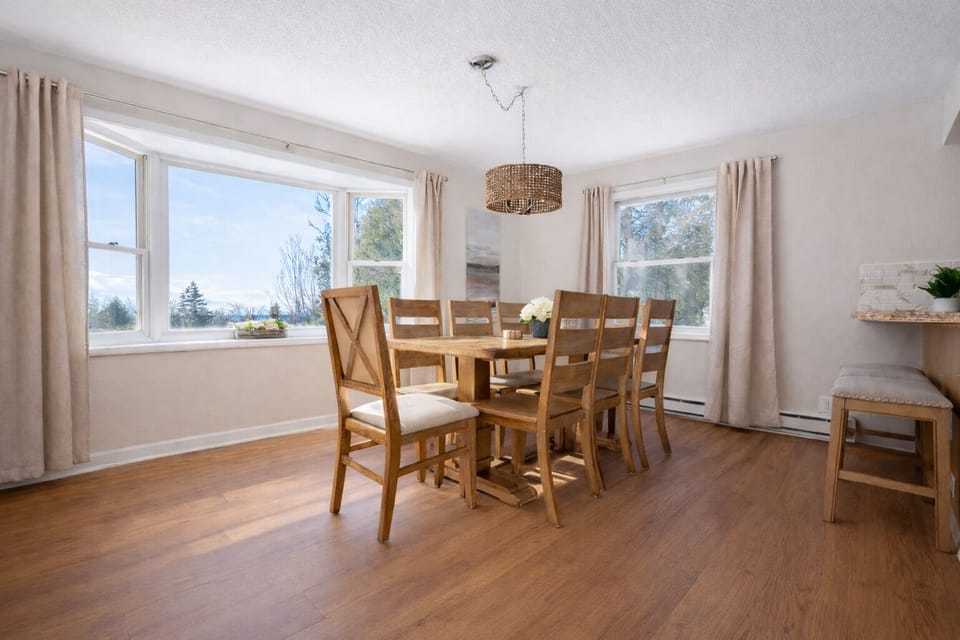 Dining for 8 plus 2 bar stools