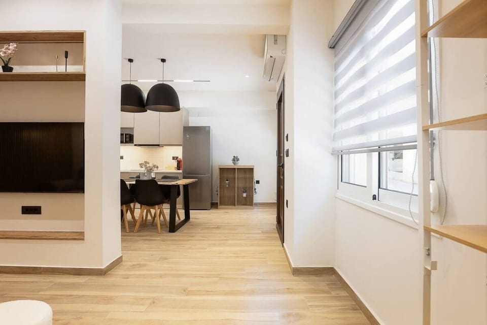 Comfortable Lounge Area – Relax on the sofa after a day by the sea or exploring the Old Town.