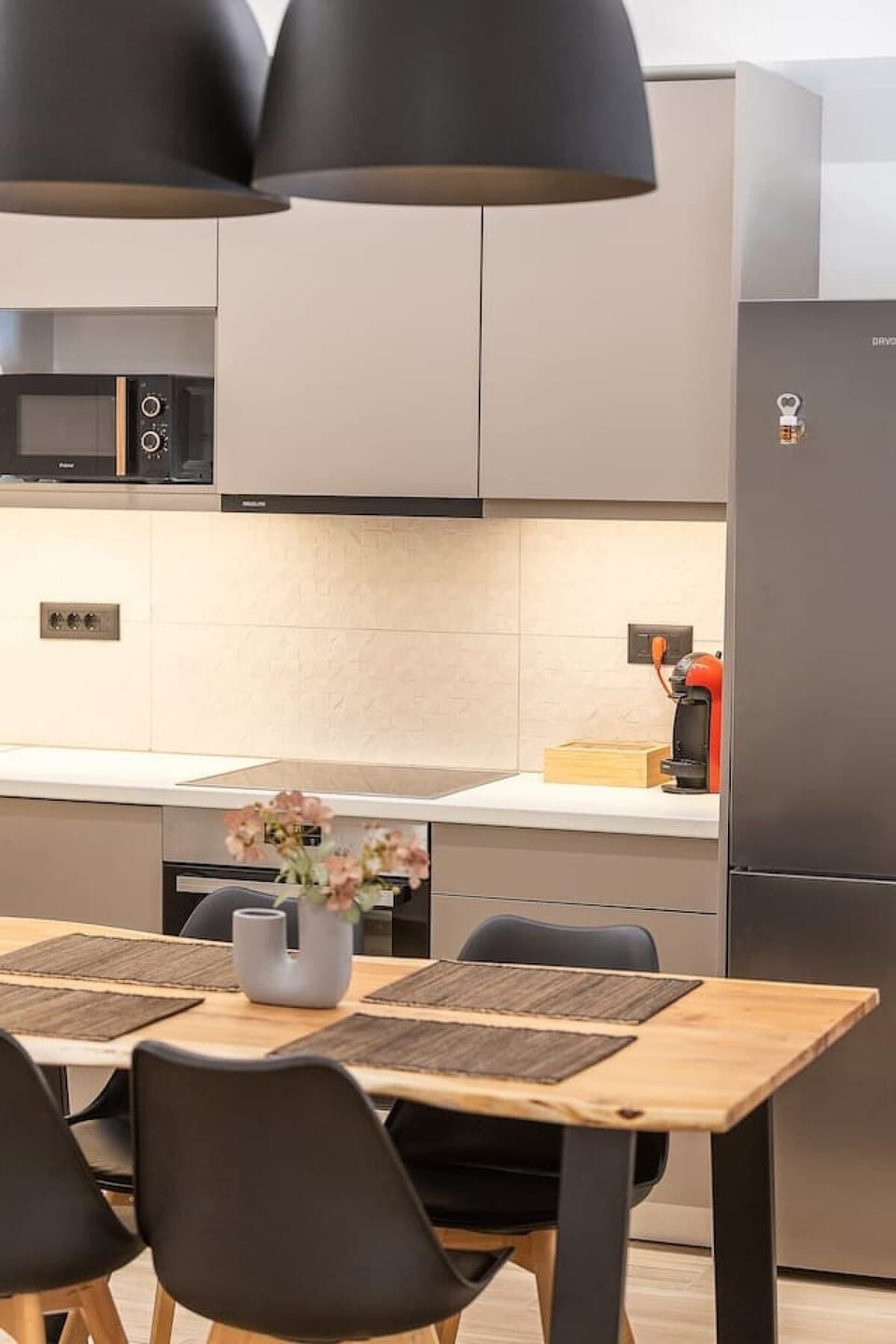 Dining Area for Group Meals – Stylish table perfect for shared breakfasts or dinners.