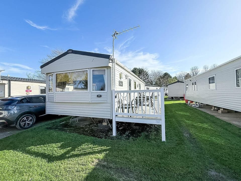 This 2 bed, 6 berth caravan is the perfect place to relax on the Suffolk coast.