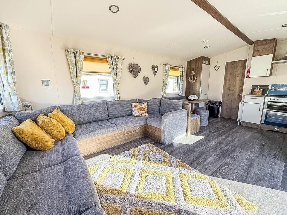 This bright modern caravan is open plan allowing you to rest in the lounge whilst someone pops the kettle on and you continue the chat. Plan your next day out, where will it be?