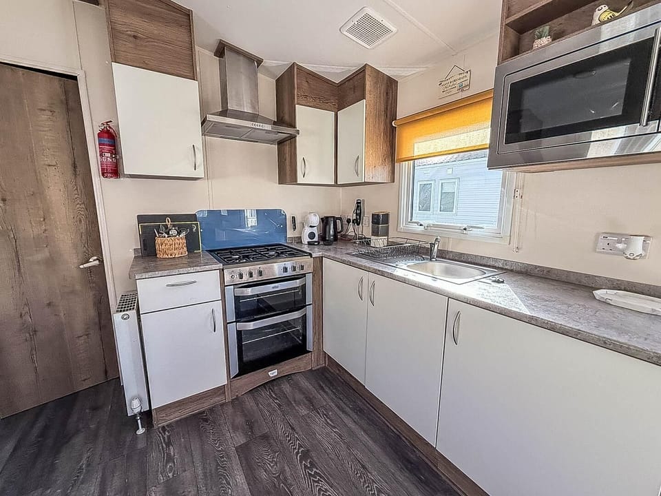 With all the untensils you will need, this kitchen is the perfect place to prepare all the family favourites.