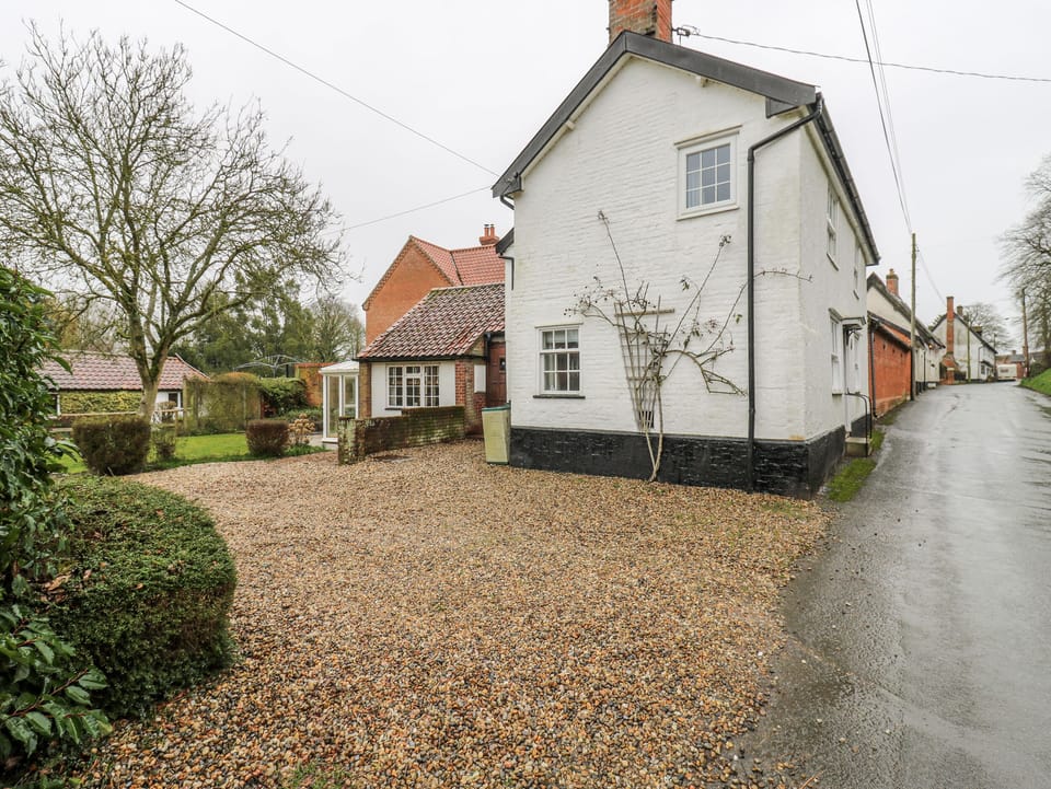 WHITE GATES, pet friendly, with a garden in Banham Cottage in South Norfolk District