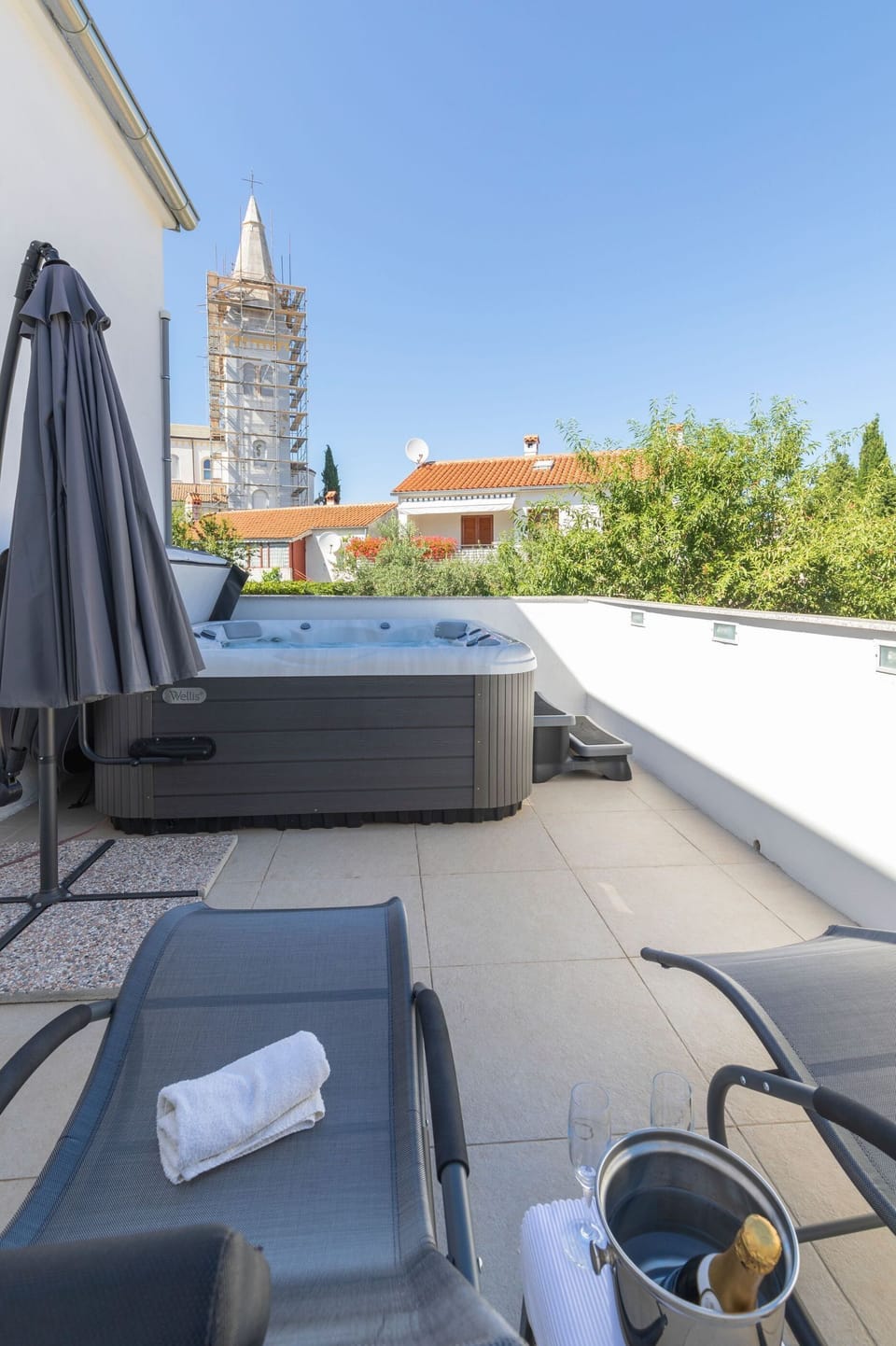Outdoor spa tub
