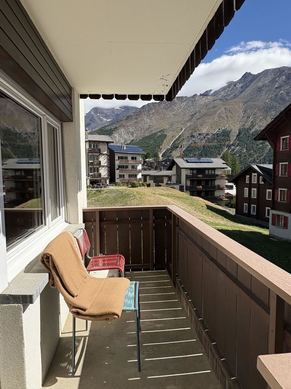 Apartment, Hardwood, Wood Stain, Daylighting, Chair, Balcony