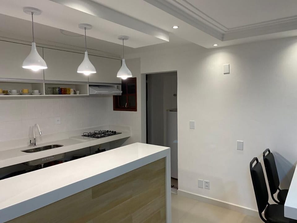 A cozinha está equipada com tudo o que você precisa para preparar refeições