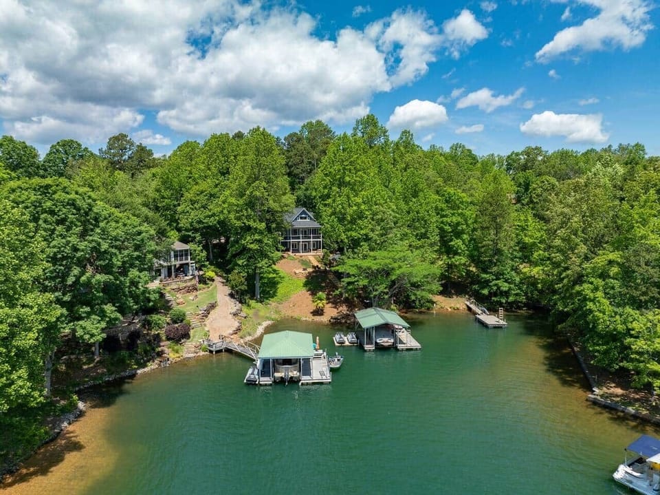 Quite cove close to big water.