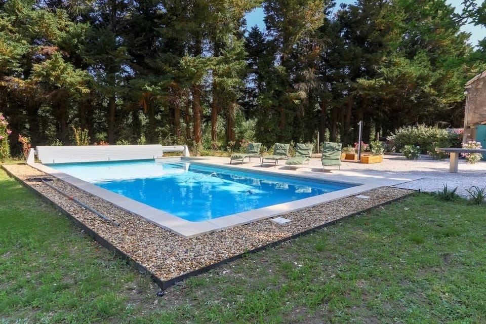 Piscine privée et grand espace extérieur au calme.