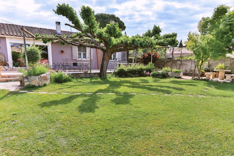 Un jardin spacieux et verdoyant autour de la maison.