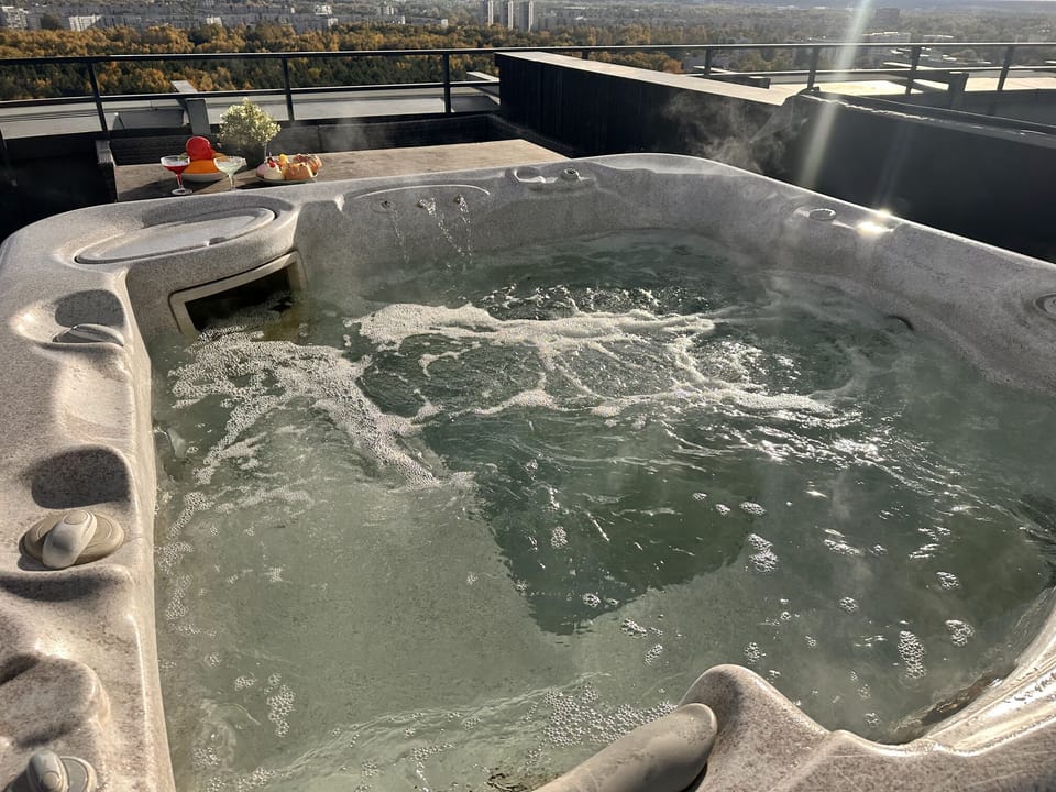 Outdoor spa tub