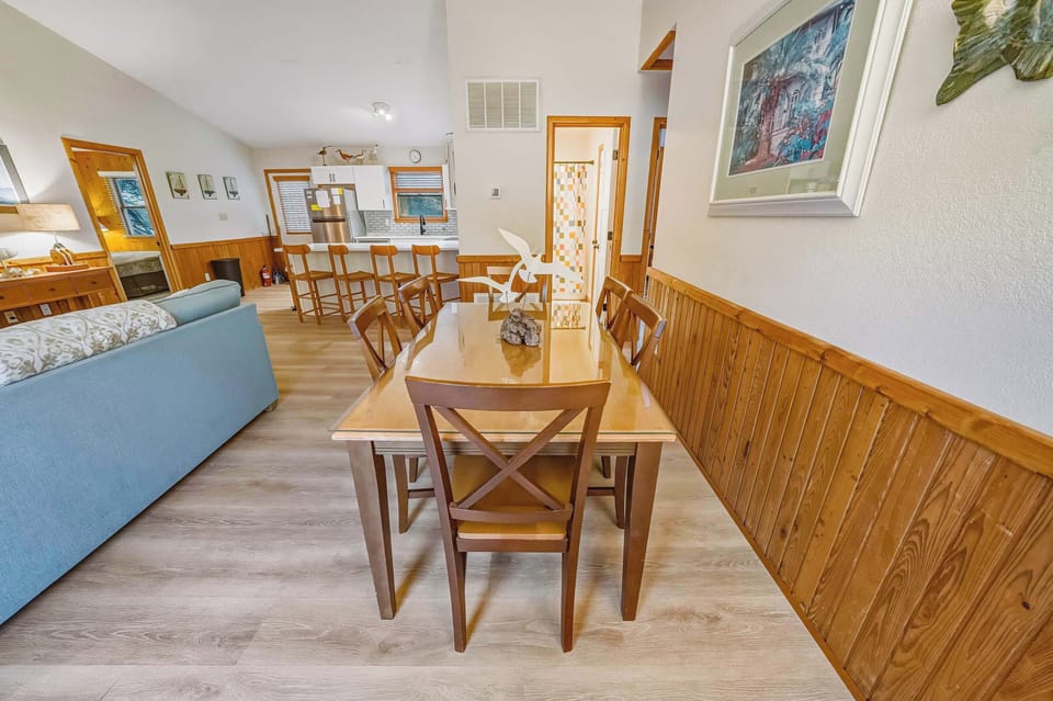A table set for memories. Cozy, stylish, and ready for everything from family meals to spontaneous board game dinners. Bonus: all smiles are included.