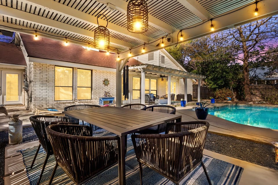 Enjoy outdoor dinners under string lights by the pool — unforgettable San Antonio evenings await.