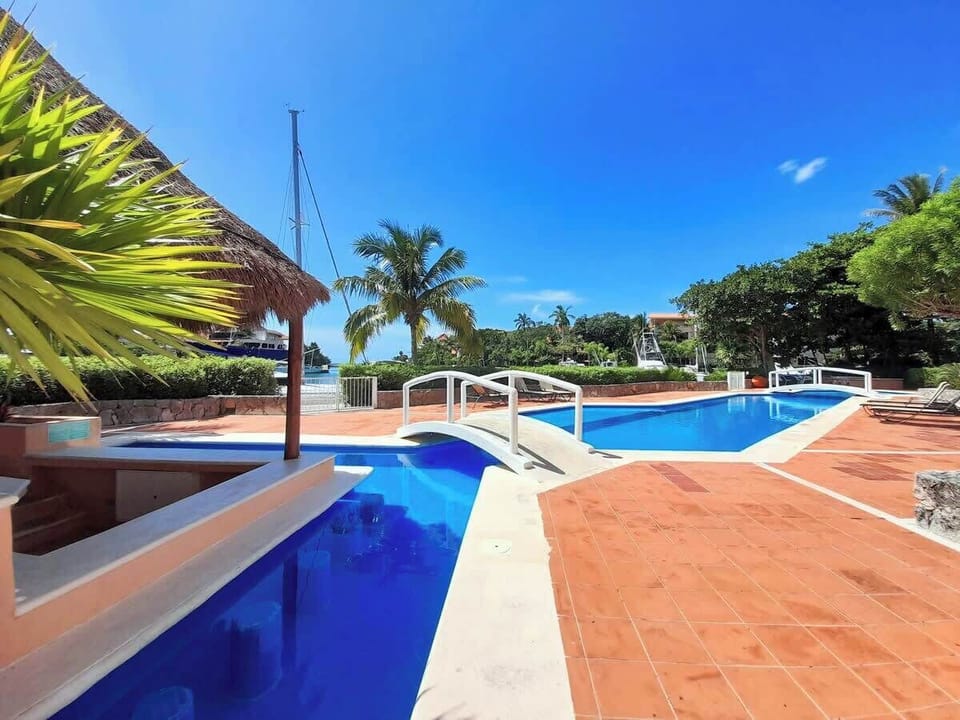 Nada bajo el sol caribeño en una piscina limpia y amplia, con un ambiente de privacidad y tranquilidad.