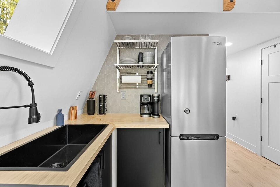 Fully stocked kitchen with pots/pans and free coffee and tea. 