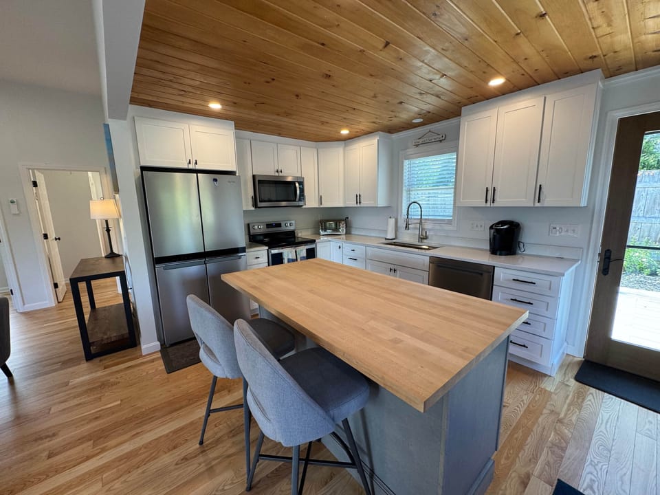 Kitchen with bar 