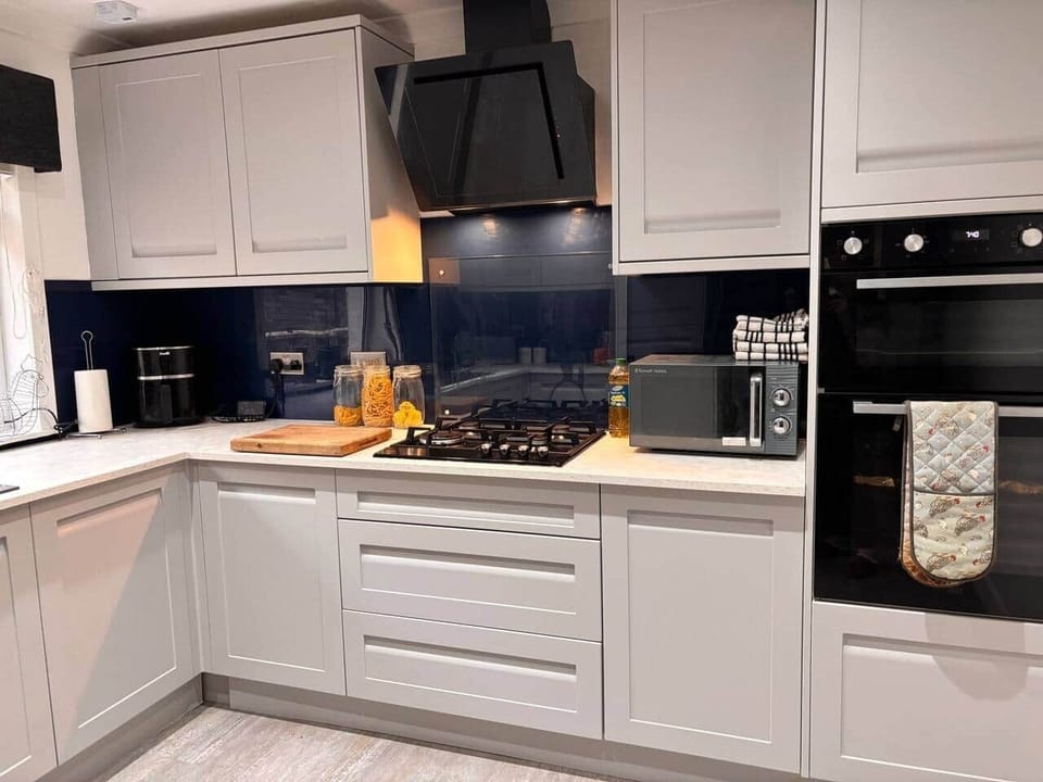 Full Kitchen - Double Oven, Gas hob