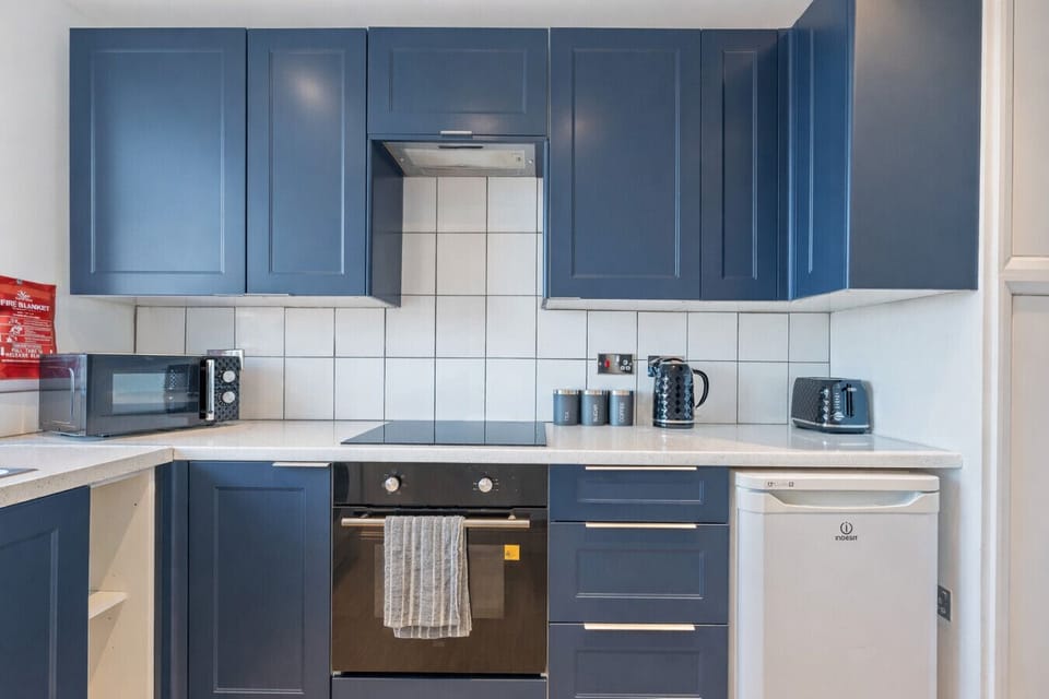 A fully equipped kitchen with everything you need to prepare and enjoy a home cooked meal