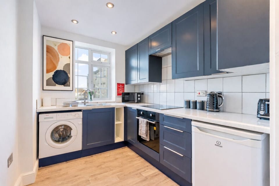 A fully equipped kitchen with everything you need to prepare and enjoy a home cooked meal