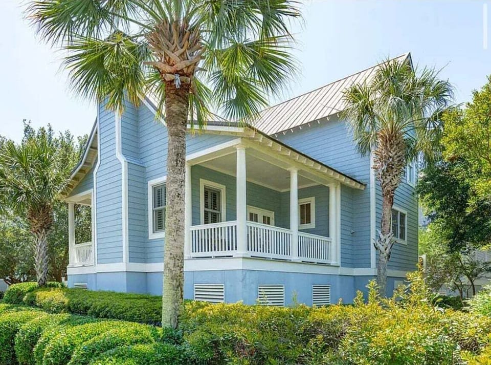 Coastal living at it's finest.  Welcome to 4013 Bridle Trail.This home is located in the Village of Seabrook which has their own community pool and easy access to the Lake House facilities.
