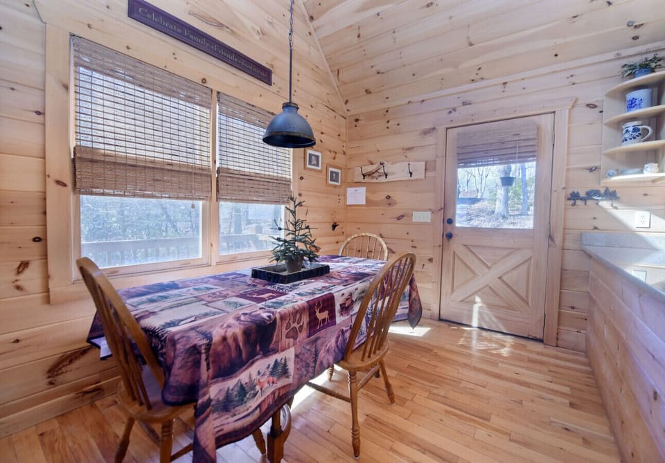 Pet friendly cabin with outdoor fireplace and firepit