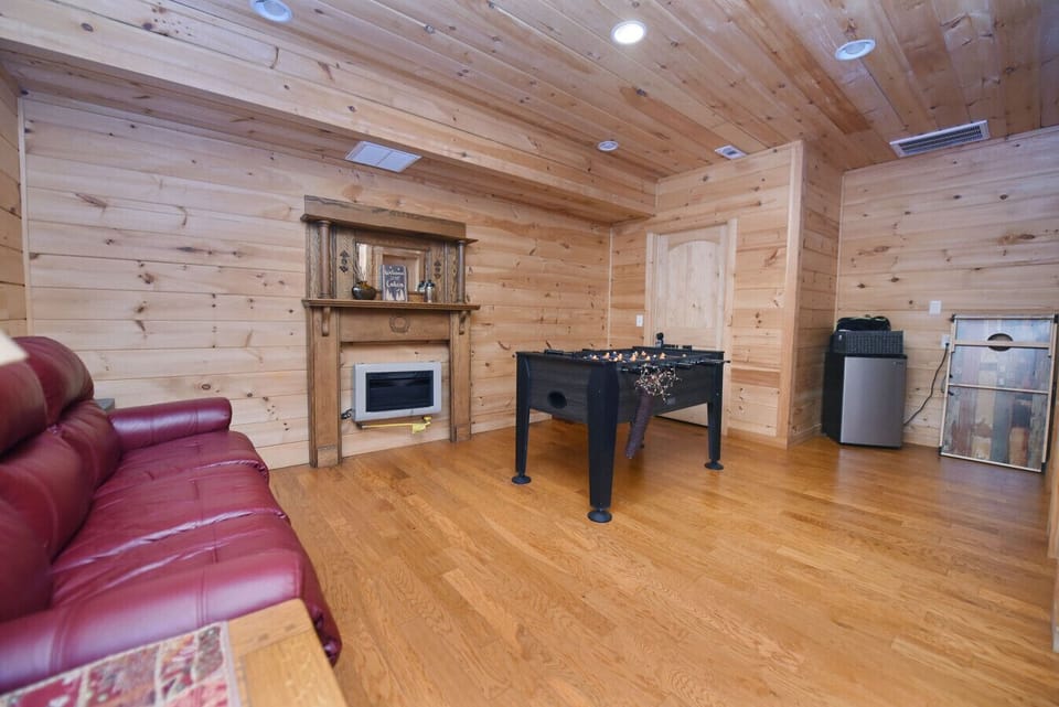 3 bedroom cabin rental with game room