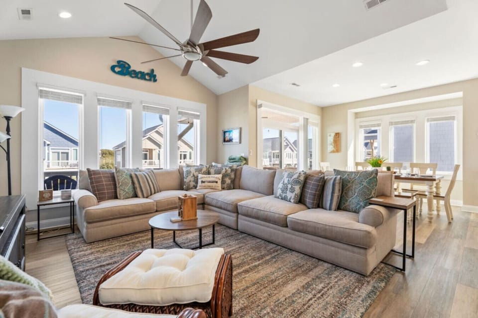 Large living room with plenty of space to relax