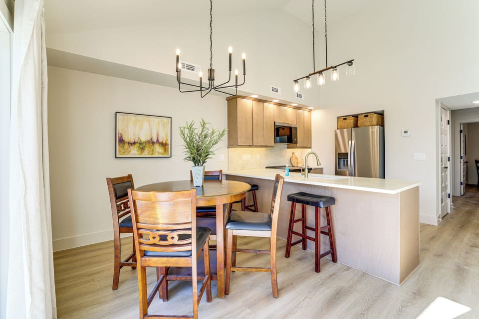 Dining Area & Kitchen