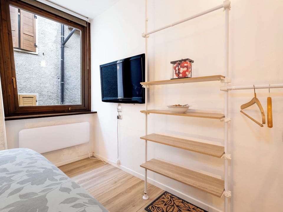 Wood, Interior Design, Shelving, Flooring, Apartment, Floor, Shelf, Room, Ceiling, Wood Stain