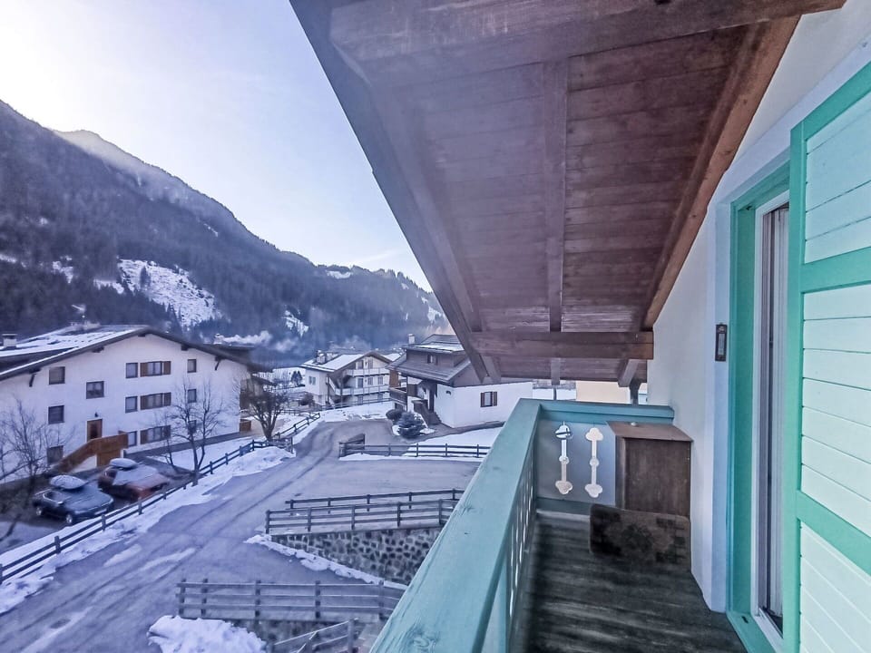 Daytime, Tree, Building, Apartment, Residential Area, City, Neighbourhood, Condominium, Urban Design, Human Settlement