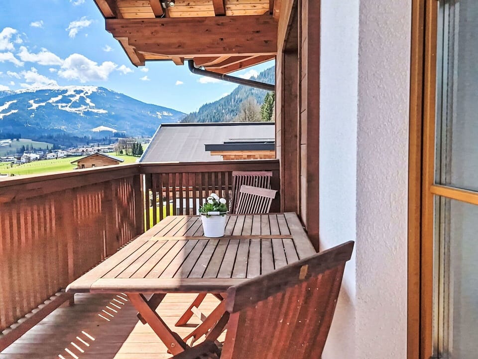 Wood, Hardwood, Wood Stain, Ceiling, Balcony, Plank, Wood Flooring, Shade, Varnish, Eco Hotel