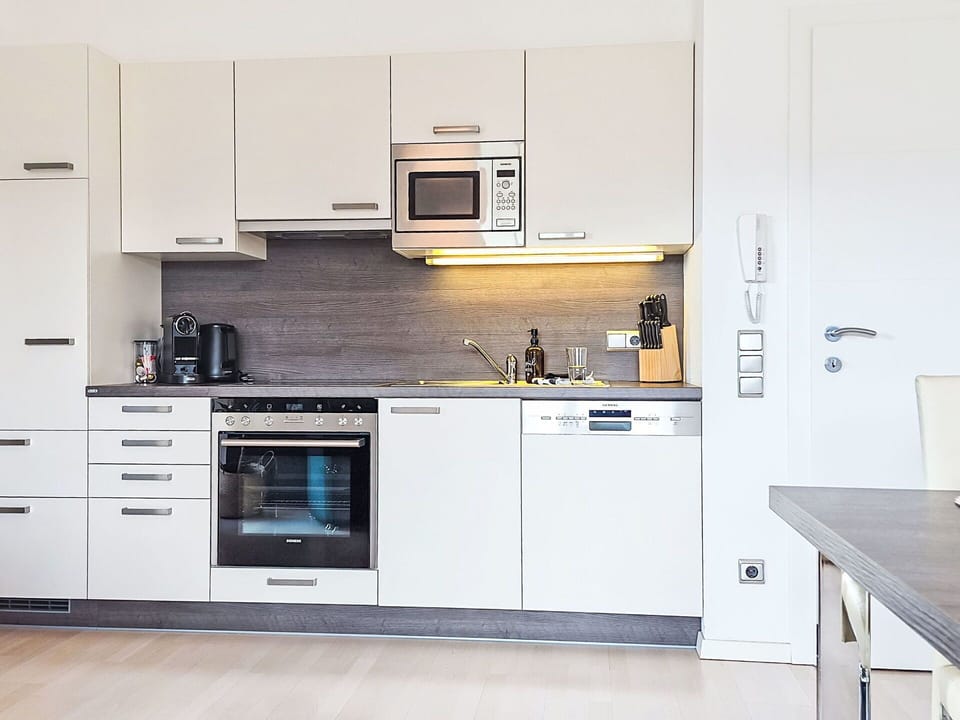 Kitchen Appliance, Kitchen, Furniture, Interior Design, Major Appliance, Countertop, Flooring, Wood, Cabinetry, Floor