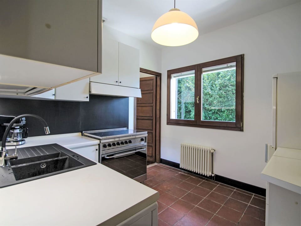 Kitchen, Kitchen Appliance, Countertop, Interior Design, Flooring, Ceiling, Wood, Major Appliance, Cabinetry, Kitchen Stove