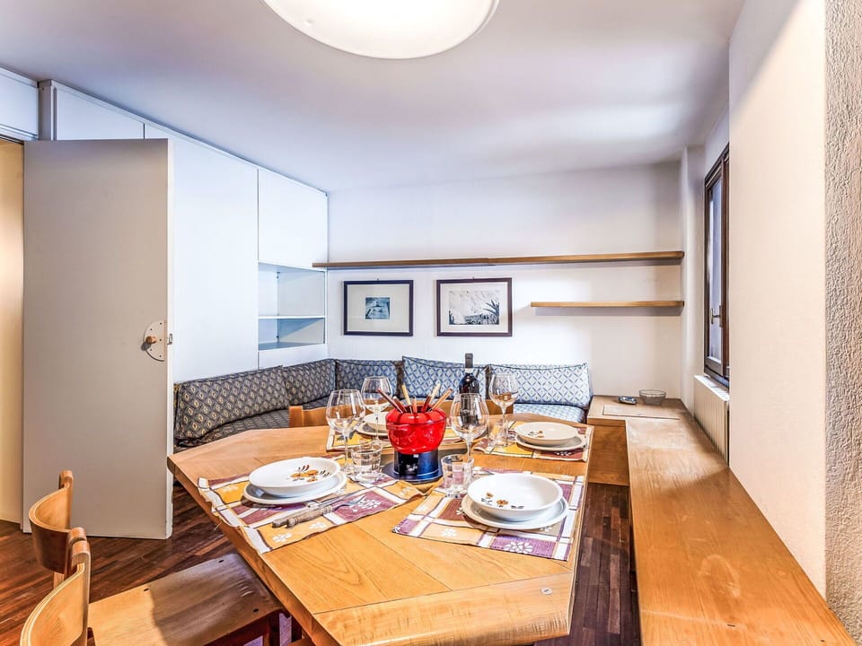 Interior Design, Furniture, Flooring, Wood, Ceiling, Floor, Room, Lighting, Apartment, Home
