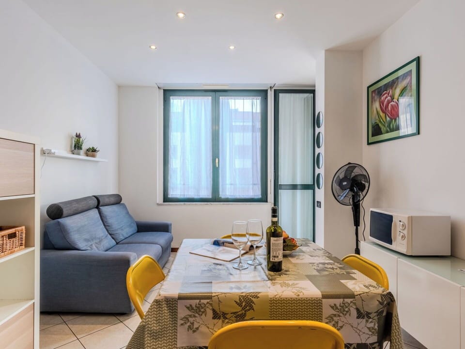Interior Design, Furniture, Flooring, Wall, Floor, Room, Wood, Ceiling, Apartment, Lighting