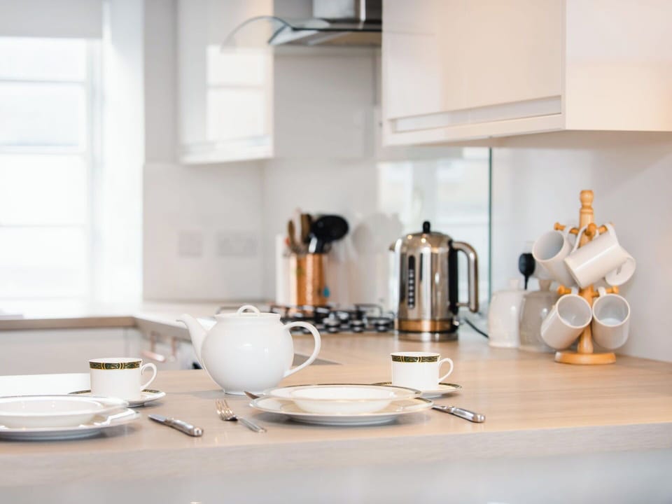 Kitchen Appliance, Tableware, Interior Design, Small Appliance, Countertop, Kitchen, Home Appliance, Furniture, Cup