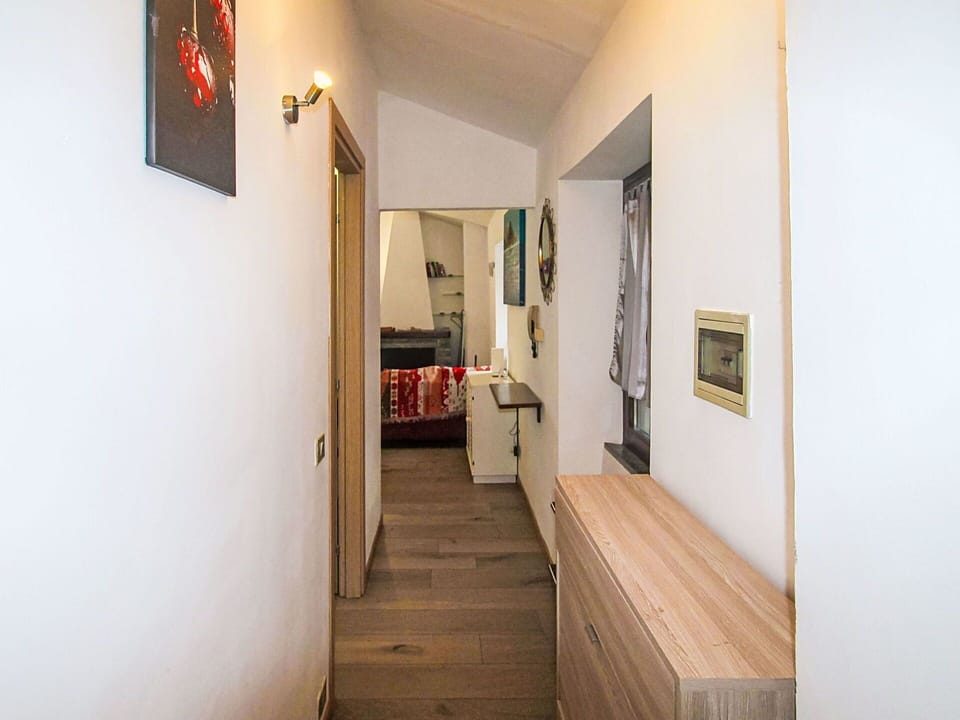 Flooring, Wall, Interior Design, Floor, Wood, Ceiling, Furniture, Room, Lighting, Wood Flooring