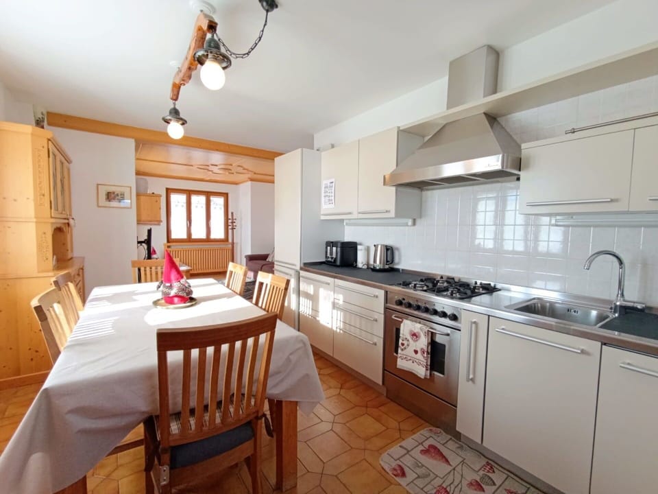 Kitchen, Kitchen Appliance, Countertop, Furniture, Cabinetry, Interior Design, Flooring, Wood, Major Appliance, Ceiling