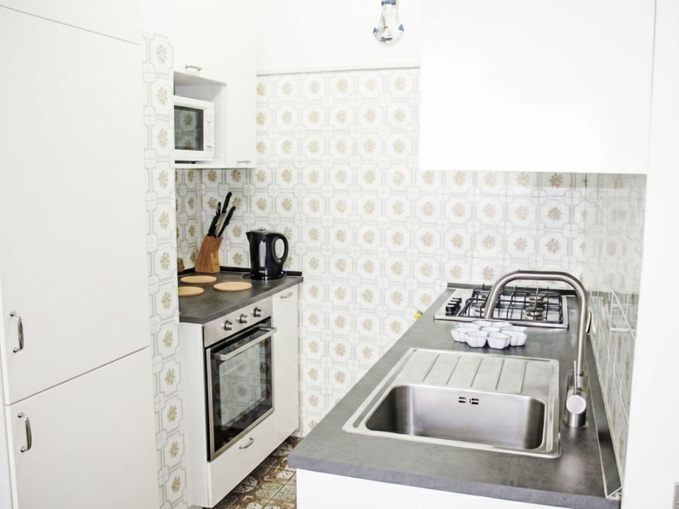 Kitchen, Wall, Interior Design, Kitchen Appliance, Countertop, Major Appliance, Flooring, Kitchen Stove, Floor, Room