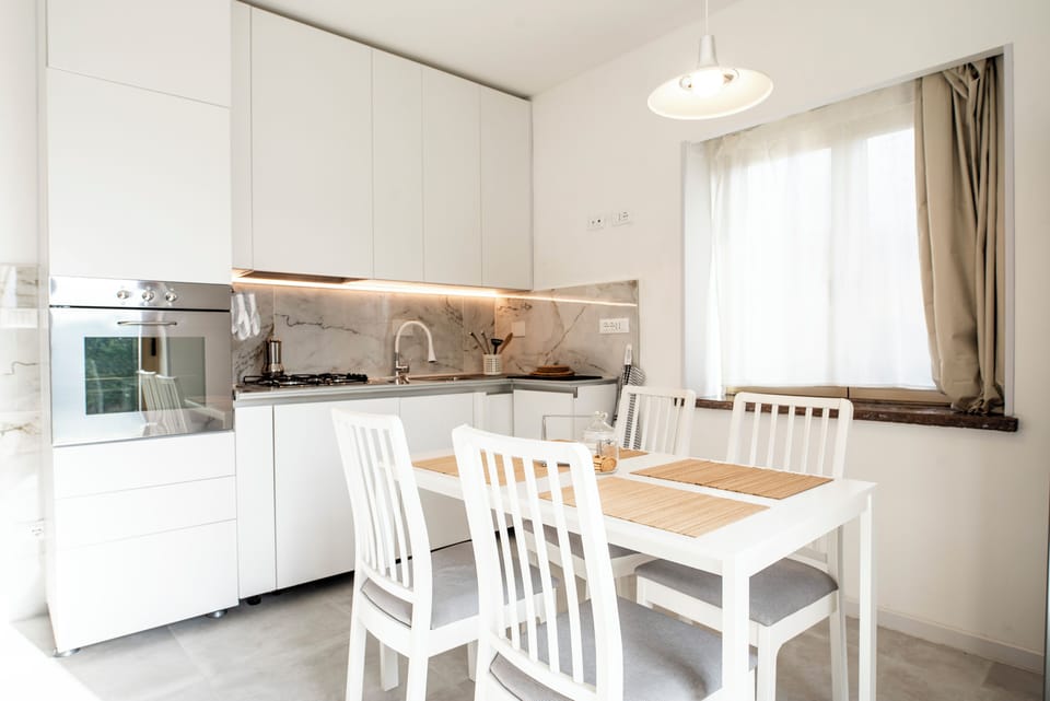 Fully fitted kitchen, dishwasher, oven, gas hobs